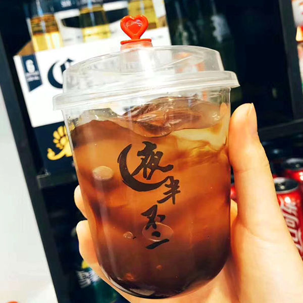 6 Renkli Baskı Tek Kullanımlık Plastik Bardak 700ml Kapaklı ve Samanlı Özel Logo